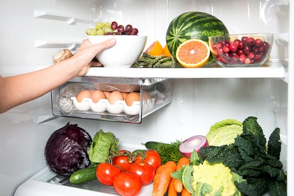 Ra đông thức ăn trong ngăn mát tủ lạnh
