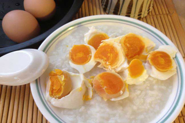 Hướng dẫn cách làm trứng vịt muối để lâu ăn vẫn ngon dễ làm tại nhà