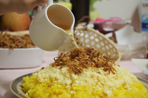Nếu muốn gia tăng thêm vị béo của xôi xéo bạn hãy chêm thêm một chút mỡ gà lên phía trên nhé. cách ăn xôi xéo