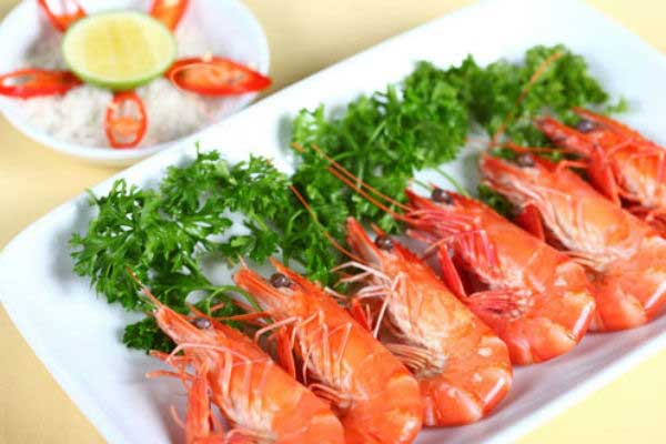 Món tôm hấp bia sả thơm ngon giúp ngày cuối tuần của gia đình trở nên trọn vẹn hơn. cách làm tôm hấp bia ngon