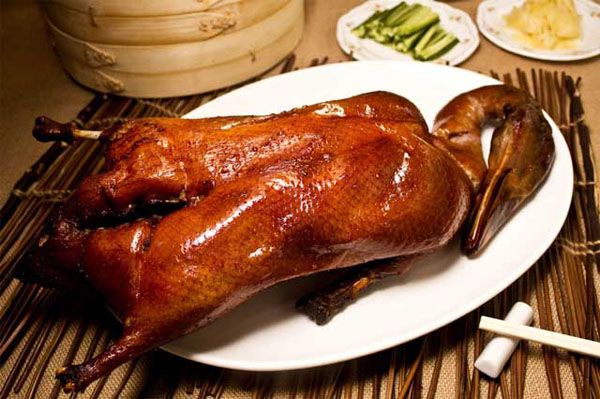 Món vịt quay ngon nhất là khi lớp da mỏng vừa giòn vừa béo. cách làm vịt quay ngon