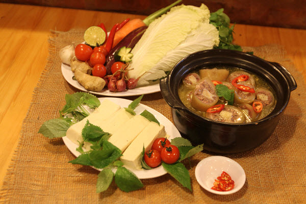 Nếu muốn, bạn có thể nấu lẩu đuôi bò cùng nấm và đậu hũ thay cho khoai môn, củ sen nữa đó. cách nấu lẩu đuôi bò