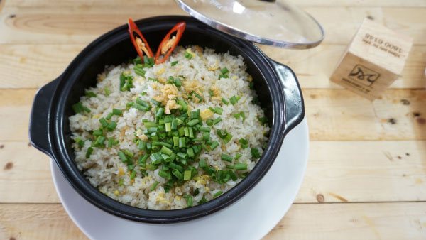 Cơm chiên cá mặn cho bạn bữa sáng ngon miệng cách làm cơm chiên cá mặn