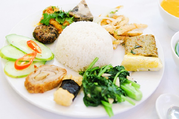 Cơm hỷ xả đẹp được trình bày bắt mắt và đảm bảo đủ chất dinh dưỡng hình ảnh cơm hỷ xả