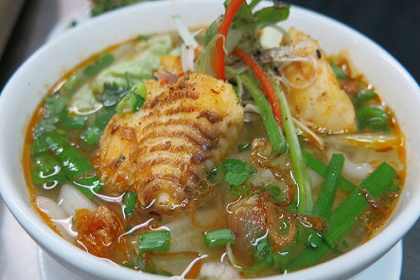 Bánh canh cá lóc miền Trung hấp dẫn nhờ miếng cá lóc giòn đậm đà. hình bánh canh cá lóc