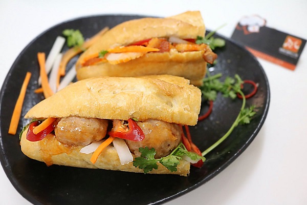 Bánh mì Việt Nam với phần nhân đậm đà là món ăn ưa thích của nhiều người. hình bánh mì thịt