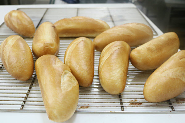 Bánh mì Việt Nam với phần vỏ giòn rụm hấp dẫn hình bánh mì việt nam
