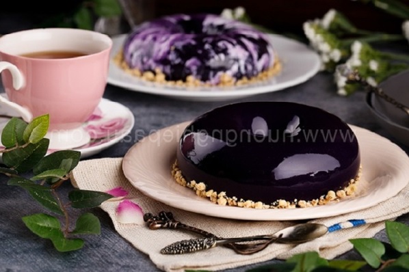 Lớp tráng gương lung linh trong suốt không chỉ đẹp mắt mà còn mang lại hương vị mới lạ. bánh phủ gương
