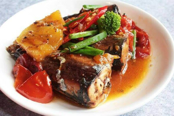 Thêm hành lá vào cá nục kho thơm sẽ giúp món ăn hấp dẫn hơn hình cá nục kho thơm