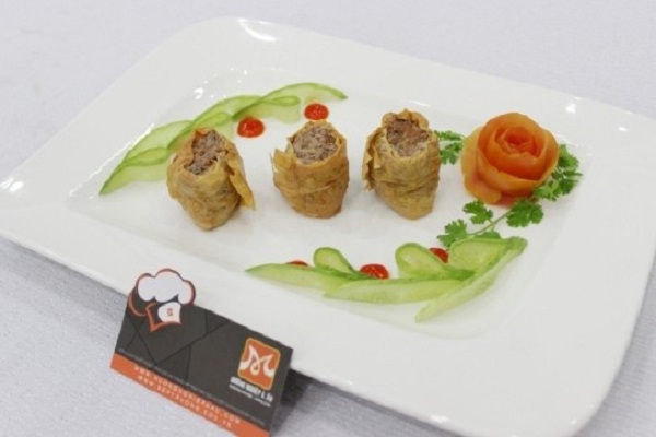 Chả giò Quảng Đông là món khai vị quen thuộc trên bàn tiệc chay hình chả giò quảng đông