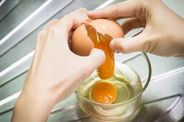 Đánh trứng tan đều sẽ giúp canh của bạn đẹp mắt hơn Hình đánh trứng