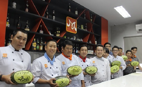 Học viên cùng sản phẩm của mình sau khi hoàn thành lớp học chuyên đề sản phẩm hoc viên hoàn thành