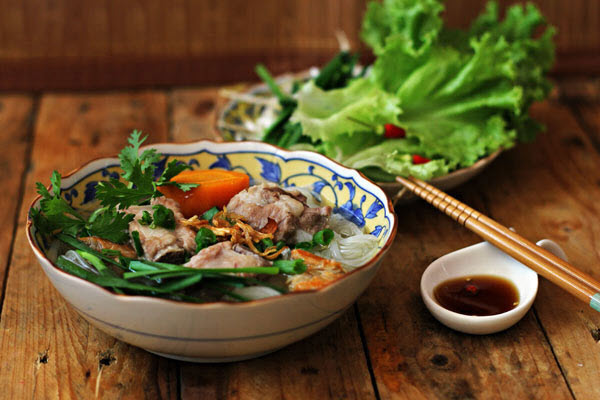 Hủ tiếu sườn non mang đậm hương vị ẩm thực Trung Hoa. hình hủ tiếu sườn non