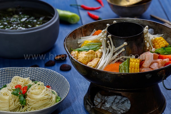 Món Lẩu Hải Sản Chay Chua Cay với cách trình bày đẹp mắt làm hài lòng thực khách dự tiệc lẩu hải sản chua cay chay