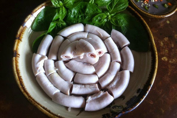 Đĩa lòng luộc trắng giòn ai ăn cũng ghiền hình lòng lợn luộc