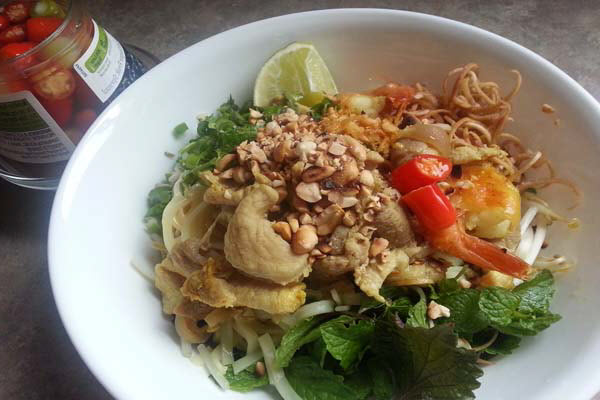 Món mì Quảng đầy đủ các nguyên liệu thơm ngon Hình mì quảng thịt heo