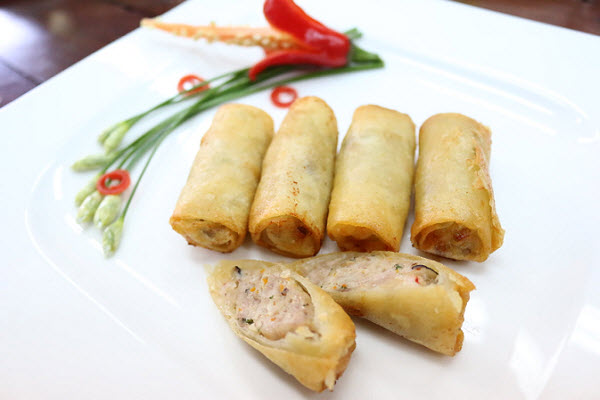 Chả giò hải sản là một món ăn vừa quen thuộc vừa lạ miệng với gia đình Việt Nam. hình món chả giò hải sản