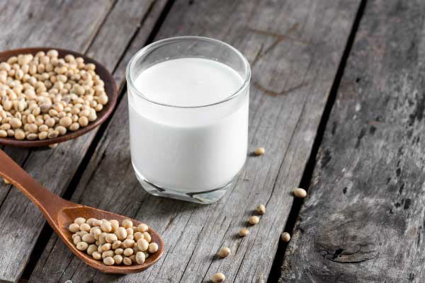 Sữa chế biến từ các loại hạt rất có lợi cho sức khỏe hình sữa đậu nành