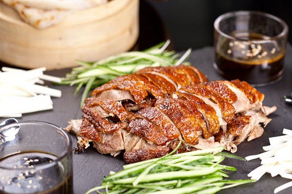 Vịt quay Bắc Kinh là món ăn được yêu thích nhờ hương vị đậm đà, thấm vị trong từng sớ thịt. hình vịt quay bắc kinh