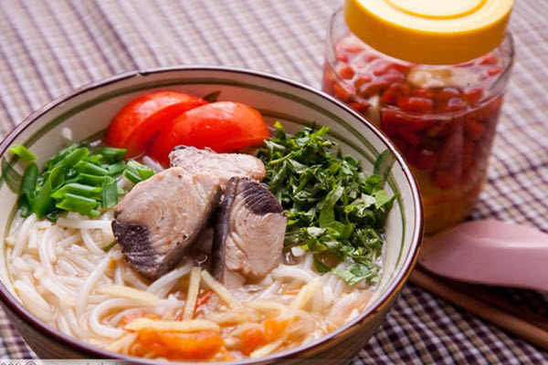 Cá ngừ kho thơm còn có thể ăn chung với bún bữa đấy. kho cá ngừ ăn với bún