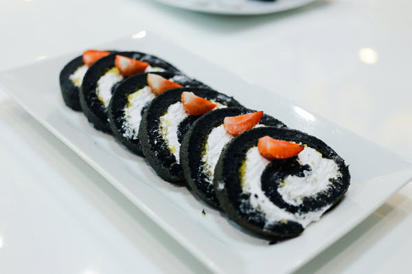 Màu đen đặc trưng của bánh
