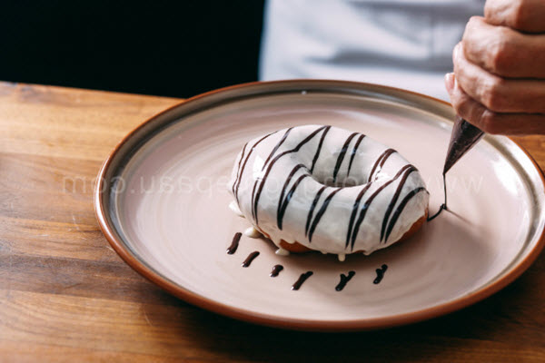 Trang trí bánh doughnut