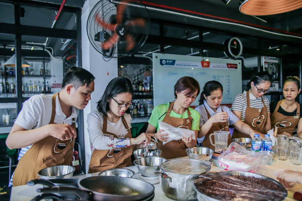Một lớp học làm bánh thu hút nhiều học viên tham gia tham gia lớp học làm bánh trung thu
