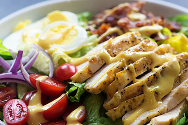 Giảm cân lành mạnh với món salad ức gà thanh đạm. Ảnh: internet salad ức gà thanh đạm