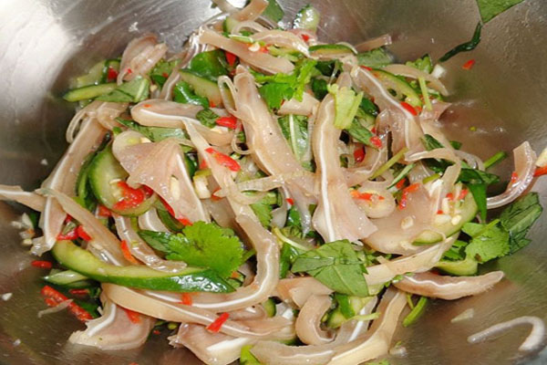 Bạn có thể thêm các loại rau khác để vị gỏi tai heo thơm hơn. Ảnh: internet nguyên liệu làm gỏi tai heo